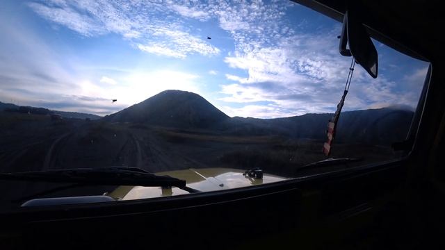 КРАТЕР ВУЛКАНА БРОМО. ВИД С ВЫСОТЫ ПТИЧЬЕГО ПОЛЁТА. ИНДОНЕЗИЯ. ОСТРОВ ЯВА. смотреть онлайн