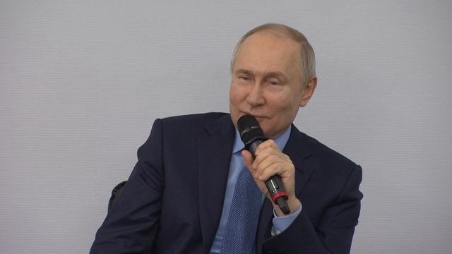 Владимир Путин рассказал, как работал плотником