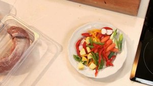 Вок из свинины с овощами и домашней лапшой