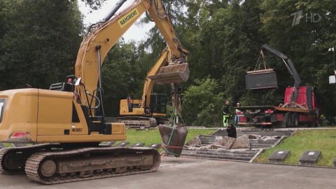 В эстонском городе Тарту уничтожают монумент защитникам от фашистов