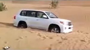 застрявший в песке внедорожник