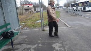 На меня упал пьяный дед!!!????