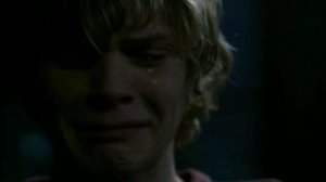 Девочка плачет