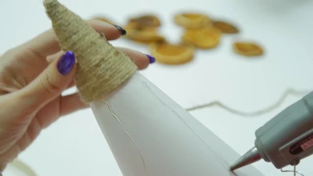 ДЕКОРАТИВНАЯ ЕЛКА ИЗ ПОДРУЧНЫХ МАТЕРИАЛОВ