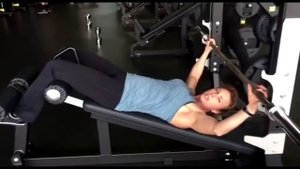 Жим штанги на скамье с отрицательным наклоном на низ груди