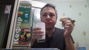 ASMR ИТИНГ. ПЬЮ КЕФИР С БЕЛЫМ ХЛЕБОМ