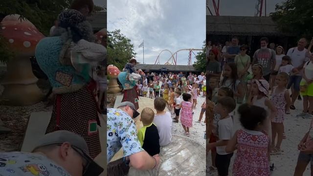 Сочи Парк, встреча с бабой Ягой #сочипарк #бабаяга #отельбогатырь