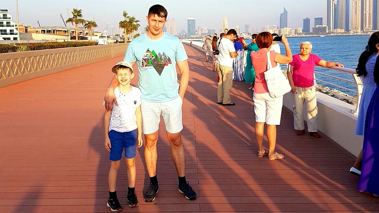 Песня я не жить в дубае. Гулять по Дубаю. Прогулка по Дубаю семьей. Прогулка по Дубаю видео. Блоггеры уехали в Дубай.