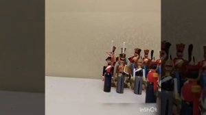 Парад игрушечных солдатиков