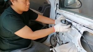 HYUNDAI ACCENT REPLACEMENT OF  FRONT DOOR LOCK RH
