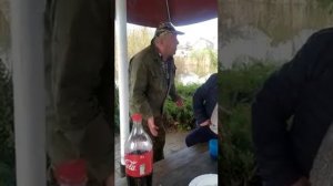Сан Саныч вышел на прогулку по деревне,и попал на очередное застолье.