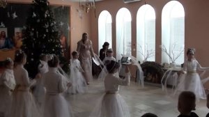 танец снежинок под песню "Кружатся снежинки"