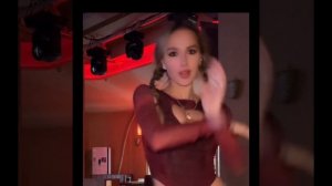 Алина Загитова танцует.