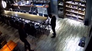 В Томском баре InVino двое мужчин заступились за девушку, дебошир находится в коме