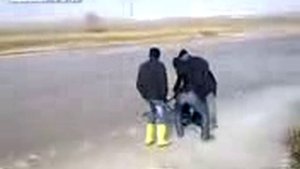 Смотреть Ловля Рыбы Руками В Болоте - Погода На Ловлю Рыбы