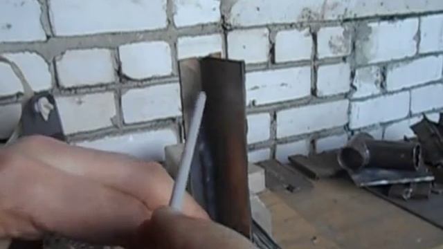 Как начинающим сварщикам варить тонкий металл (вертикальный шов).mp4