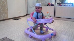 Малыш в ходунках