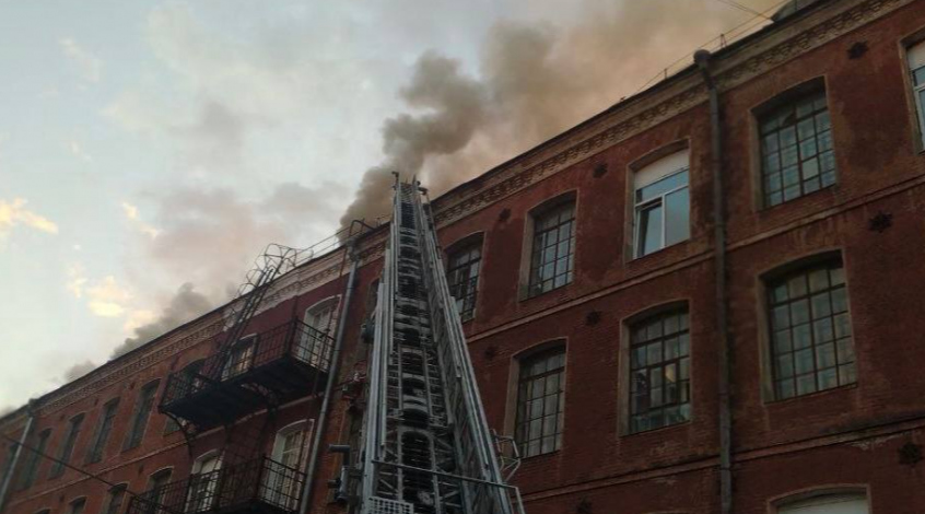 Площадь пожара на фабрике в Ногинске достигла шести тысяч квадратных метров