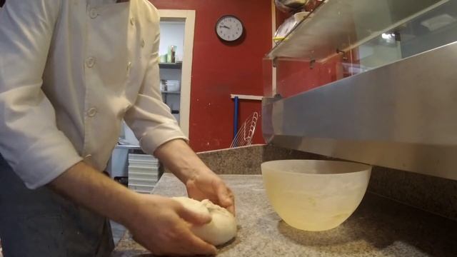 ?MASA DE PIZZA ?? 70% l CLASSICA l 1 kg harina, 700ml agua, 3gr L.F., 23 gr SAL. l FERMENTA 8/12H смотреть онлайн