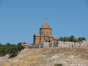 Остров Ахтамар и церковь Святого Креста на озере Ван.