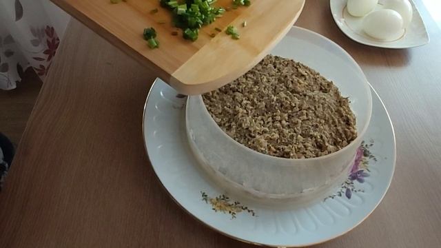 "Слоёный салат со шпротами" смотреть онлайн