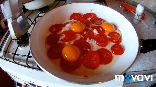 Яичница с помидорами и сыром.