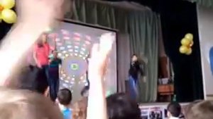 Наш отряд танцует танец на открытие лагеря .