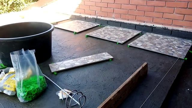 Как уложить керамогранит на толстый слой клея. Укладка керамогранита. Неправильный уклон. смотреть онлайн