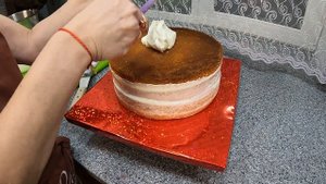 Сборка и украшение бисквитного торта с клубничным конфи | Торт для любимой мамы | Торт на 92 года