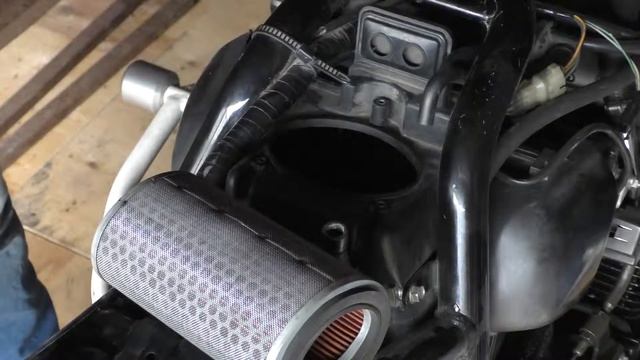 Замена воздушного фильтра на мотоцикле. Honda. смотреть онлайн