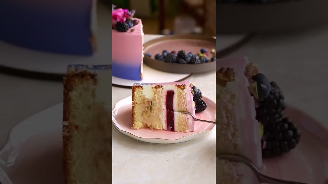 Кусочек ягодно-бананового ❤️Эту начинку мы всегда рекомендуем на детские тортики смотреть онлайн