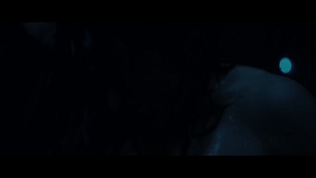 Сильный шторм заточил беременную девушку на 26 дней в контейнере посреди океана смотреть онлайн