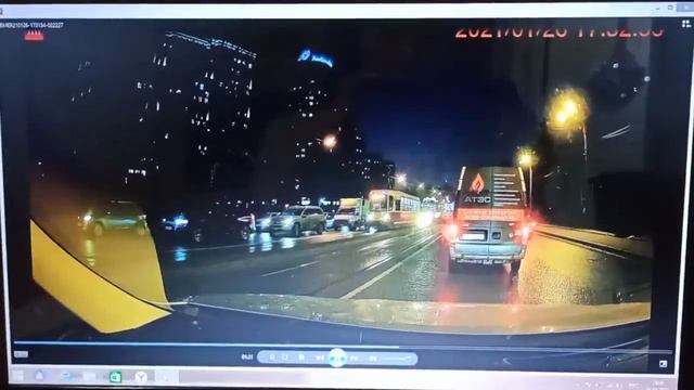 Трамвай с отказавшими тормозами смял легковушку на Энгельса смотреть онлайн