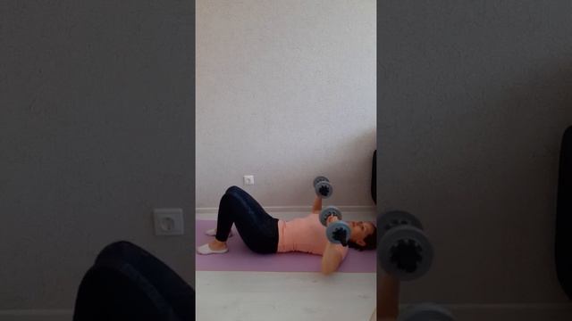 Горизонтальный жим гантелей лежа на полу/техника выполнения смотреть онлайн