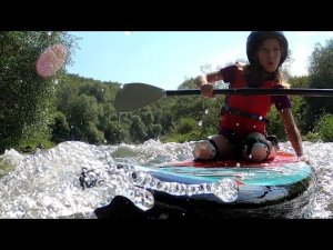 Катаем детей на перекате на буксире на SUP