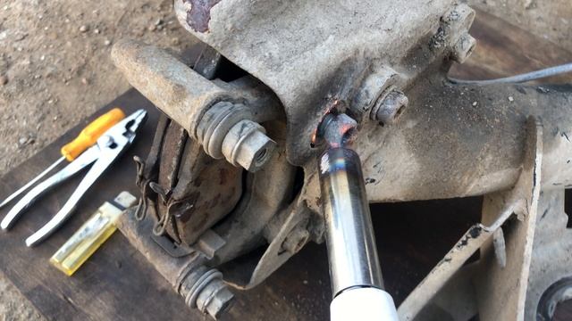 Как открутить прикипевший болт нагревая Часть 1 смотреть онлайн