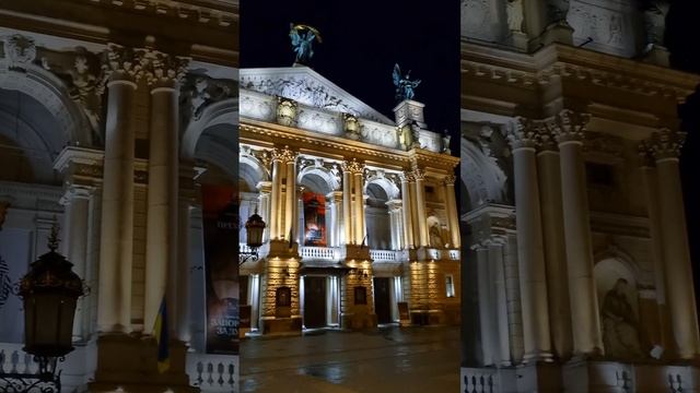 Львів / велика скульптура біля Оперного театру