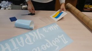 Поклейка малого вырезанного кусками оракала плоттером на монтажную пленку