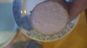 Домашняя колбаса из мяса кролика в разрезе