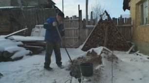 Зимний ремонт деревенского дома. Что лучше при добывании мерзлого песка, лом или перфоратор!?