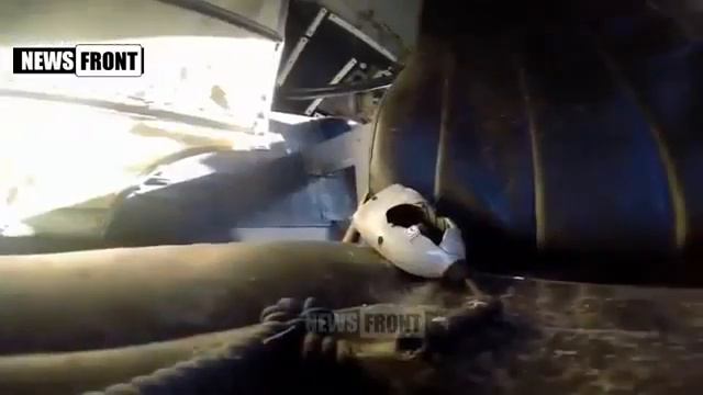 Сегодня в Мире Подбитый из танка БТР Украинских военных смотреть онлайн