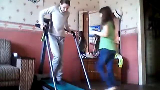 Беговая дорожка челендж ?Варя попала по беговую дорожку Жесть смотреть онлайн