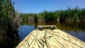 лодка болотоход первая пробная поездка по камышу идет как по воде