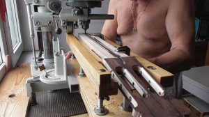 Фрезерование в грифе по копиру паза круглой фрезой(видео №842).