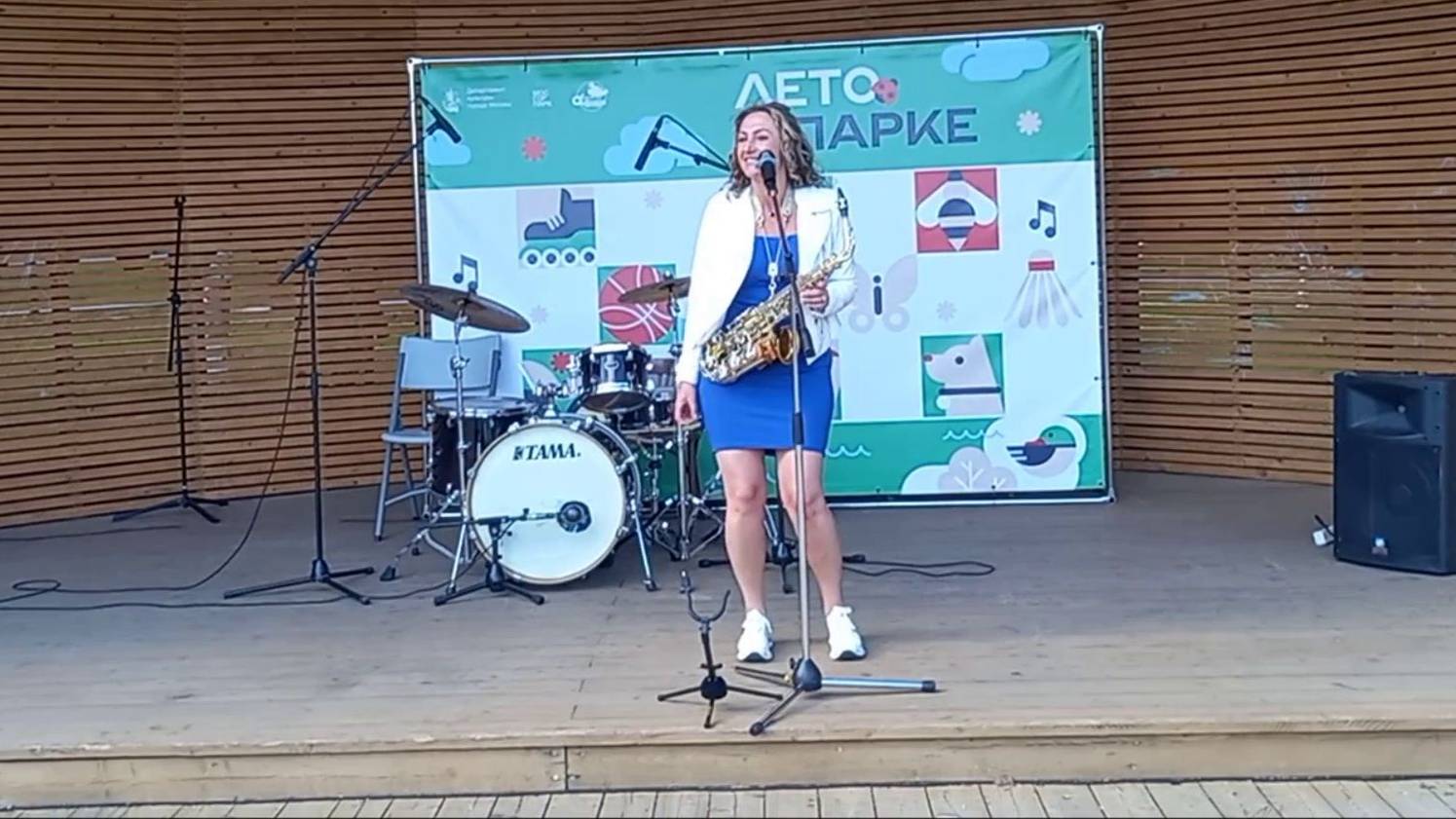 Концерт в сквере по Олонецкому проезду. Выступление Ирины Рысь. Песня "Непрошенный гость". смотреть онлайн