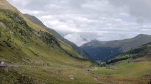 Поднялись на высоту 2383 метра . Перевал Флюэла - Альпы . Италия-озеро Гарда 2021. Часть 2.