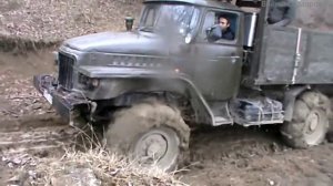 На Грузовике Урал 6x6 с цепями на колёсах по бездорожью.