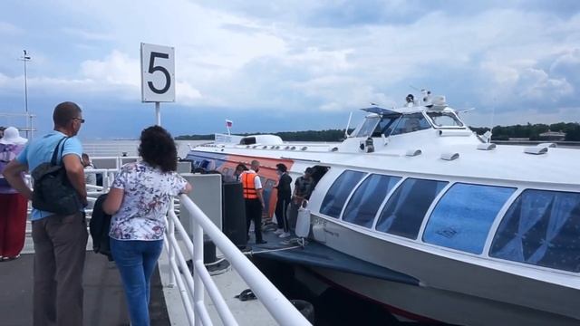 Экскурсия в Петергоф с посещением Большого Дворца и парка на метеоре (спойлер: без очереди)