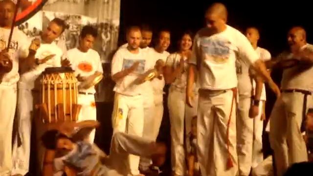 Capoeira Balanço da Maré - Gabriele trocando de corda. смотреть онлайн