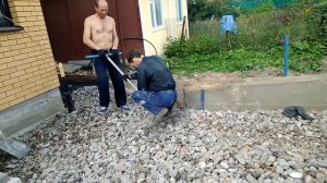 Ровняем большими самодельными граблями щебень